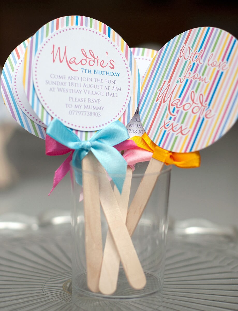 Invitaciones personalizadas para fiesta de piruletas: Rayas arcoíris,  hechas a mano - Etsy México, image size:920x1200