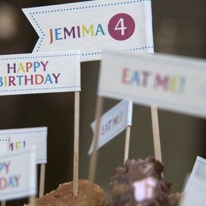 Escolhas de bandeiras de bolo de aniversário personalizadas - Toppers de feliz aniversário para cartões de qualidade - 13 decorações de festa contemporâneas - Bandeiras de comida de qualquer nome / idade