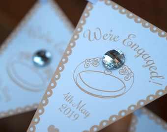Ghirlanda di fidanzamento personalizzata con anello di diamanti e colori personalizzati.