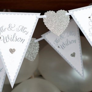 Estamenha de casamento personalizada - Eu faço - Banner prata mr & mrs - Banner de casamento de cartão contemporâneo de qualidade - decoração de recepção de qualidade de coração