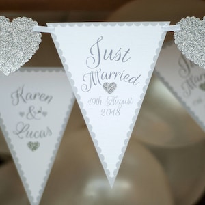 Bruiloftsgors - Just Married gepersonaliseerde heer en mevrouw trouwbanner - zilveren hartslinger - handgemaakte kwaliteitskaartslingers - trouwdag