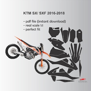以下が含まれることがあります： 白、オレンジ、黒のKTM SX/SXF 2016-2018ダートバイクと黒のデカールセット。画像には「KTM SX/ SXF 2016-2018」、「- pdfファイル（即時ダウンロード）」、「- real scale 1:1」、「- perfect fit」の文字が含まれています。