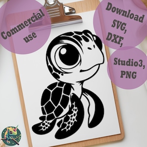 Puede incluir: Ilustración en blanco y negro de una tortuga marina de dibujos animados con ojos grandes y un caparazón estampado. La imagen está en una tabla de madera con el texto "Commercial use" y "Download SVG, DXF, Studio3, PNG".