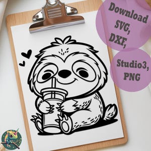 Könnte beinhalten: Schwarz-weiße Cartoon-Illustration eines lächelnden Faultiers, das ein Getränk mit Strohhalm hält. Zwei schwarze Herzen befinden sich über dem Faultier. Das Bild befindet sich auf einem Klemmbrett mit dem Text "Download SVG, DXF, Studio3, PNG."