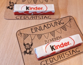Könnte beinhalten: Zwei braune Karten Einladungen mit schwarzem Text, der "Einladung" und "Geburtstag" sagt. Jede Karte hat einen Schokoriegel mit dem Wort "Kinder" darauf gedruckt.