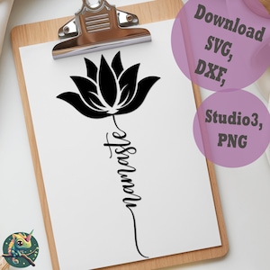 Könnte beinhalten: Ein schwarzes Lotusblumen-Design mit dem Wort "Namaste" in Schrift, auf weißem Hintergrund. Das Design befindet sich auf einem Klemmbrett mit einer silbernen Klammer. Das Bild enthält auch den Text "Download SVG, DXF, Studio3, PNG."