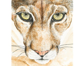 Puede incluir: Primer plano de la cara de un puma con penetrantes ojos amarillos. El pelaje del puma es marrón y blanco, y su nariz es rosada. El fondo es de color marrón claro.