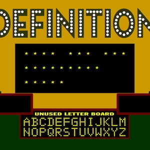 Peut inclure: Un plateau de jeu télévisé avec un fond jaune et des panneaux latéraux verts. Le mot "DEFINITION" est affiché en grandes lettres blanches avec des ampoules autour de chaque lettre. Un tableau noir avec des étoiles jaunes est situé sous le mot. Un tableau noir plus petit avec le texte "UNUSED LETTER BOARD" est situé sous le tableau des étoiles. Le tableau des lettres affiche l'alphabet en lettres jaunes.