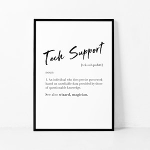 Puede incluir: Impresión de arte imprimible en blanco y negro con una definición humorística de "Soporte técnico" como sustantivo. La definición dice: "Un individuo que hace conjeturas precisas basadas en datos poco fiables proporcionados por aquellos con conocimientos cuestionables. Ver también mago, mago."