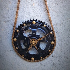 Orologio da parete dal design urbano unico. Orologio da parete forgiato a mano. Orologio da parete riciclato.