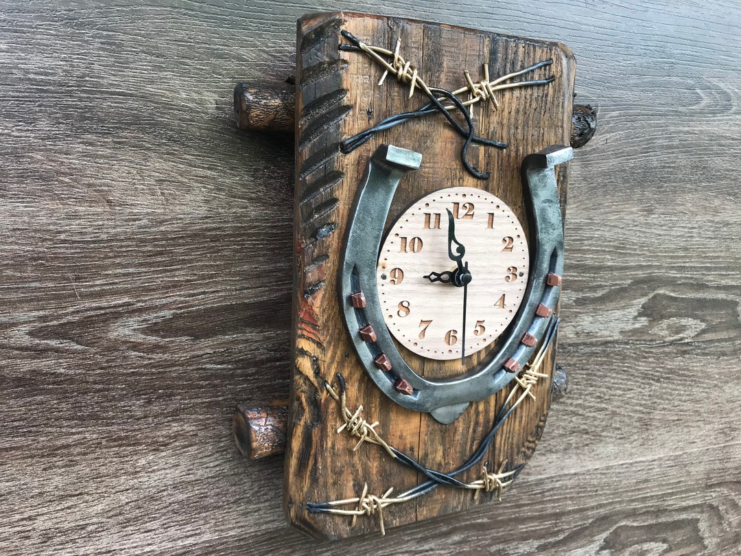 Reloj de pared de madera antigua con decoración de herradura