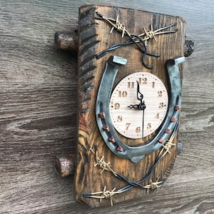 Wall clock made of old wood with horseshoe decoration. 100% handmade. Vintage wall clock. Custom wall clock. Modern wall clock. Art clock