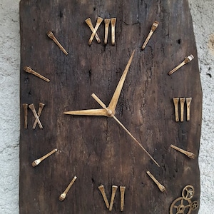Grande horloge murale en bois sculpté à la main/ décoration murale vintage en laiton