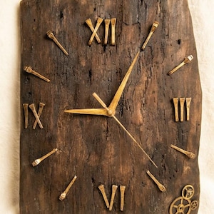 Relógio de parede grande em madeira entalhada à mão, estilo rústico de fazenda, com numerais romanos em latão, decoração de parede artesanal em madeira, presente vintage.