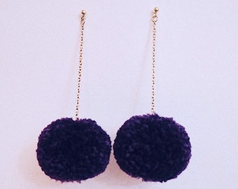 Pendientes de pompones morados oscuros