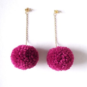Pendientes de pompón rosa intenso