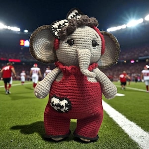 Amigurumi Alabama Crimson Tide Elephant (Mädchen) mit Hahnentritt-Hut.