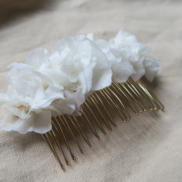 Peigne fleurs séchées stabilisées hortensia blanc en laiton pour coiffure mariage idée cadeau mariée accessoire cheveux baptême témoin