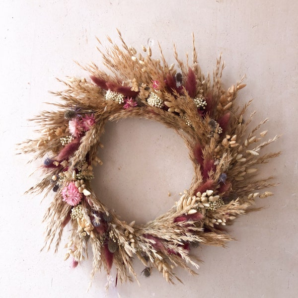 Couronne herbe de la pampa séchées et fleurs roses décoration intemporelle et moderne pour une maison bohème et naturelle idée cadeau femme