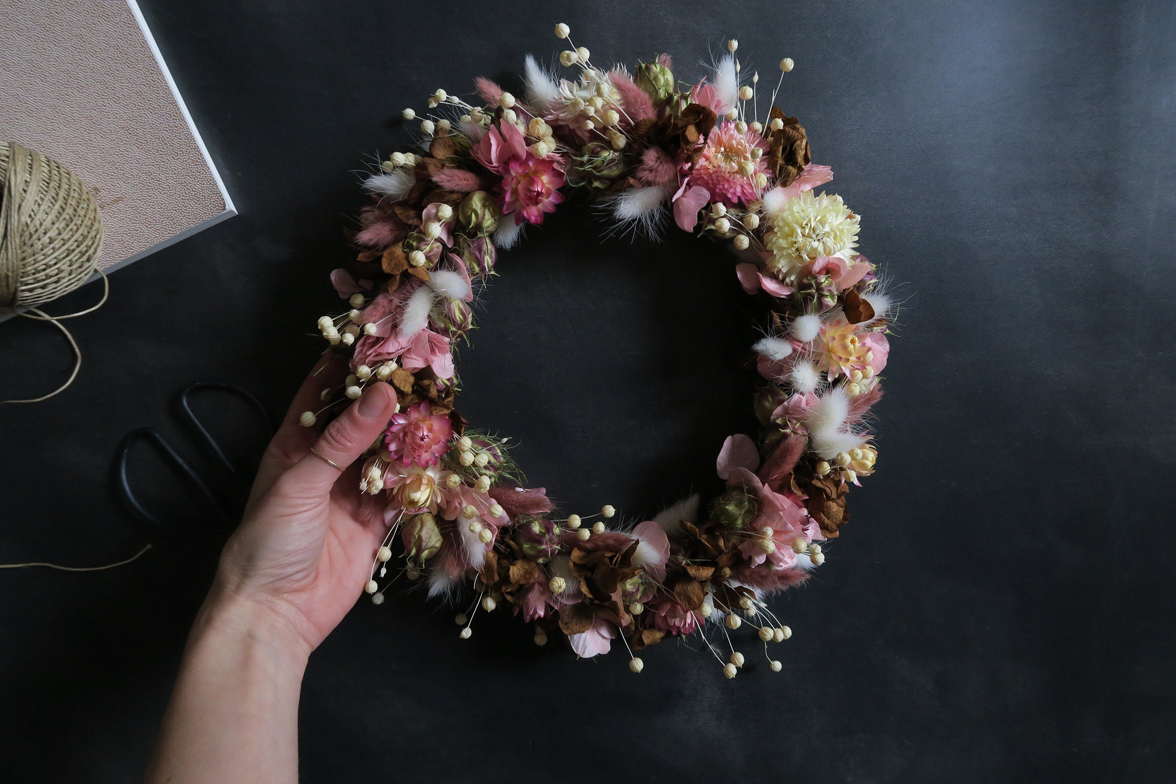 Couronne de Fleurs Séchées Suspension Décoration Murale Avant Porte Idée Cadeau Femme Hortensia Cham