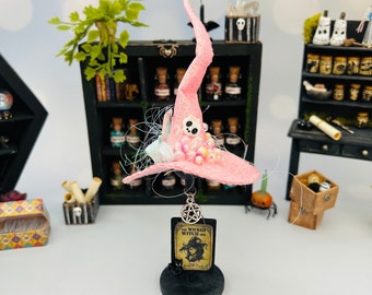 Handgefertigter rosa Hexenhut mit Ständer – Miniatur-Hexerei-Accessoire
