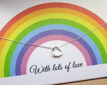 Briefkasten-Geburtstagsgeschenk, silberne Herz-Halskette auf Regenbogen-Happy-Birthday-Karte, als Geschenk verpackt