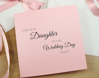 Tarjeta para el día de su boda para nuestra hija, personalizada con la fecha de la boda y un mensaje de regalo impreso opcional suministrado con un sobre