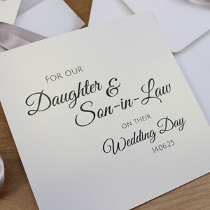Pour notre fille et notre gendre le jour de leur mariage, carte personnalisée avec date du mariage et message cadeau imprimé en option avec enveloppe