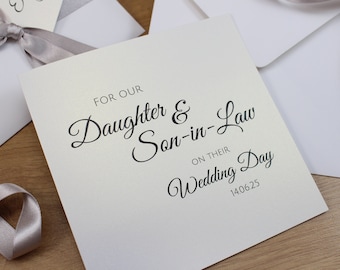 Para nuestra hija y yerno en su tarjeta del día de la boda, personalizada con la fecha de la boda y un mensaje de regalo impreso opcional con sobre