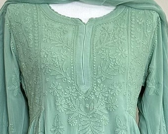 Puede incluir: Un vestido largo de manga larga de color verde claro, bordado, con una bufanda transparente a juego. El vestido tiene una cintura fruncida y un dobladillo festoneado.