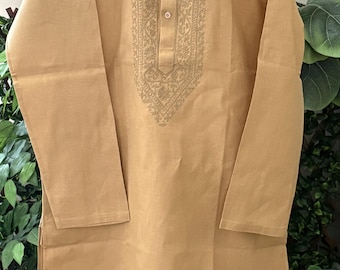 Braune Baumwolle Kurta für Männer / Handbestickt / Kostenloser Versand in den USA