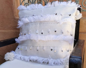 Coussin berbère blanc à franges et sequins