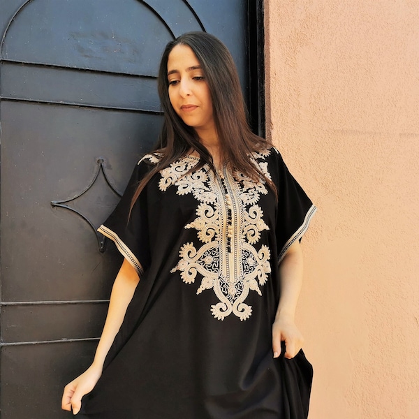 Magnifique caftan marocain noir brodé pour femme