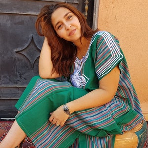 Caftan marocain vert à rayures parfait pour le ramadan