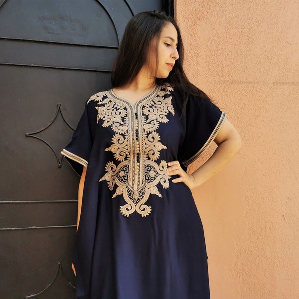 Magnifique caftan marocain bleu marine avec de fines broderies