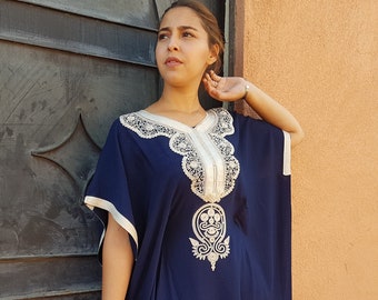 Superbe robe bleue papillon marocaine brodée avec des perles