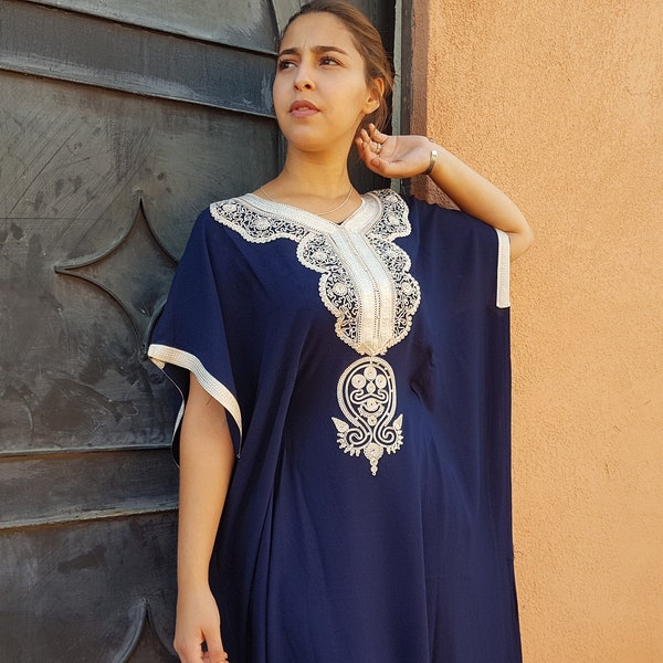 Superbe robe bleue papillon marocaine brodée avec des perles