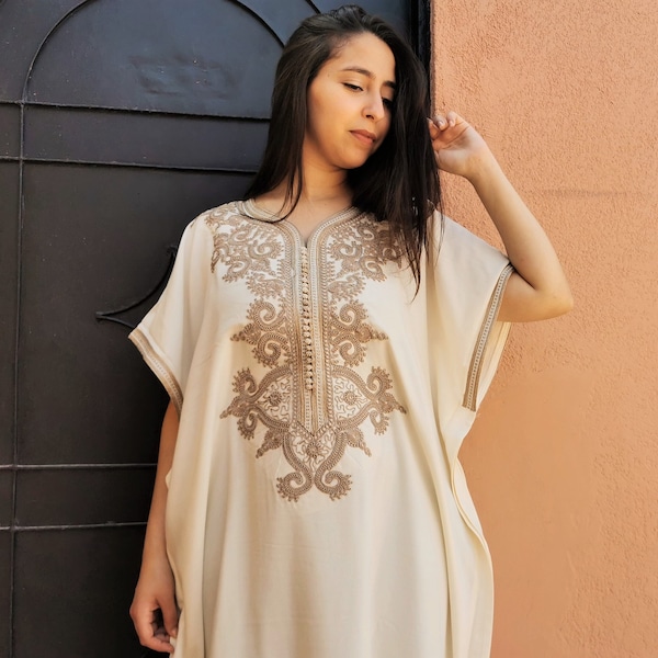 Magnifique caftan marocain blanc brodé pour femme