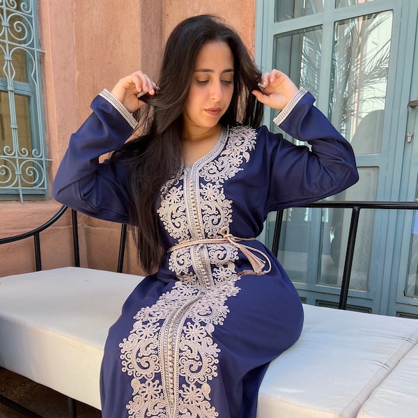 Magnifique caftan marocain bleu brodé pour femme, robe brodée orientale