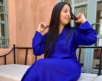 Superbe caftan bleu majorelle marocain avec une grande capuche