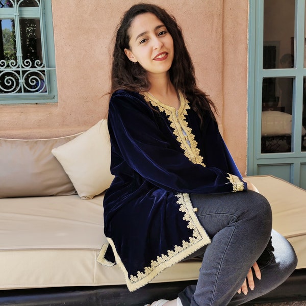 Superbe chemise marocaine en velours bleu marine avec des broderies dorées