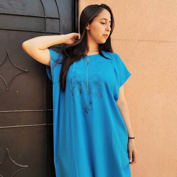 Robe longue marocaine, caftan bleu brodé, vêtements marocains pour femme