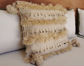 Coussin marocain beige à franges et sequins