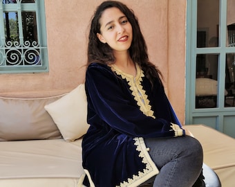 Superbe chemise marocaine en velours bleu marine avec des broderies dorées