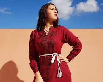 Beautiful moroccan burgundy kaftan with embroideries for women