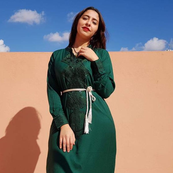 Trés beau caftan marocain vert brodé pour femme