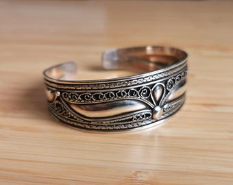 Solid Silver Moroccan Engraved Bracelet with Black Stone