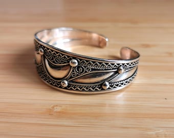 Solid Silver Moroccan Engraved Bracelet with Black Stone
