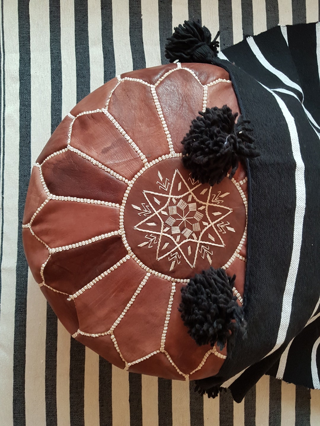 Pouf Marocain Authentique en cuir - Or – Décor Berbère