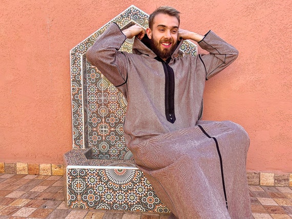 Hombre chilaba marrón perfecto para el Ramadán -  España